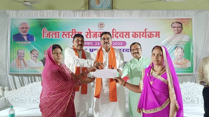 युवाओं को आत्म-निर्भर बनाने के लिये सरकार संचालित कर रही स्व-रोजगार योजनाएँ : कृषि मंत्री श्री पटेल